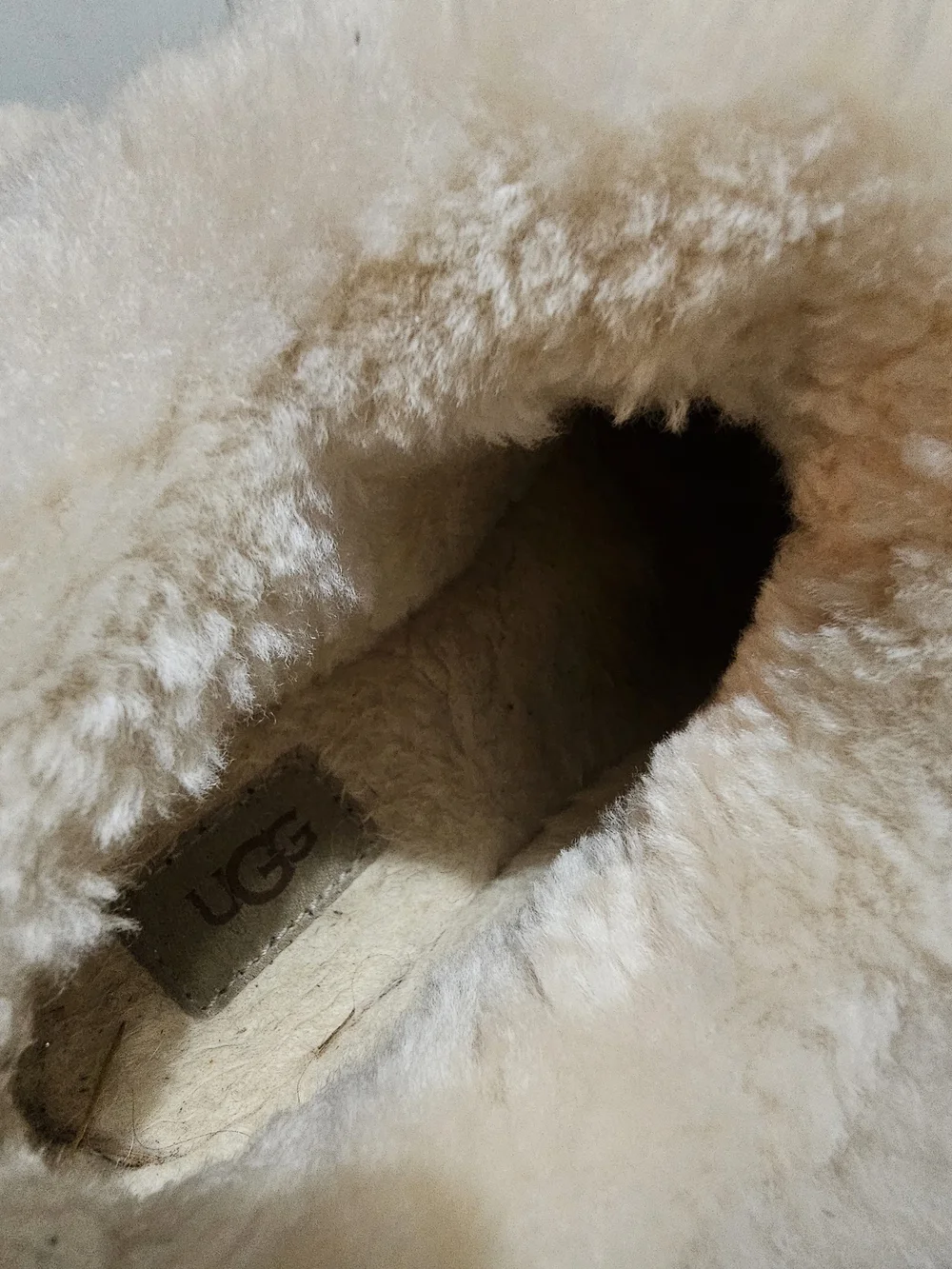 UGG Tazzlita platform slippers in chestnut suede feature a plush Size 4 Youth